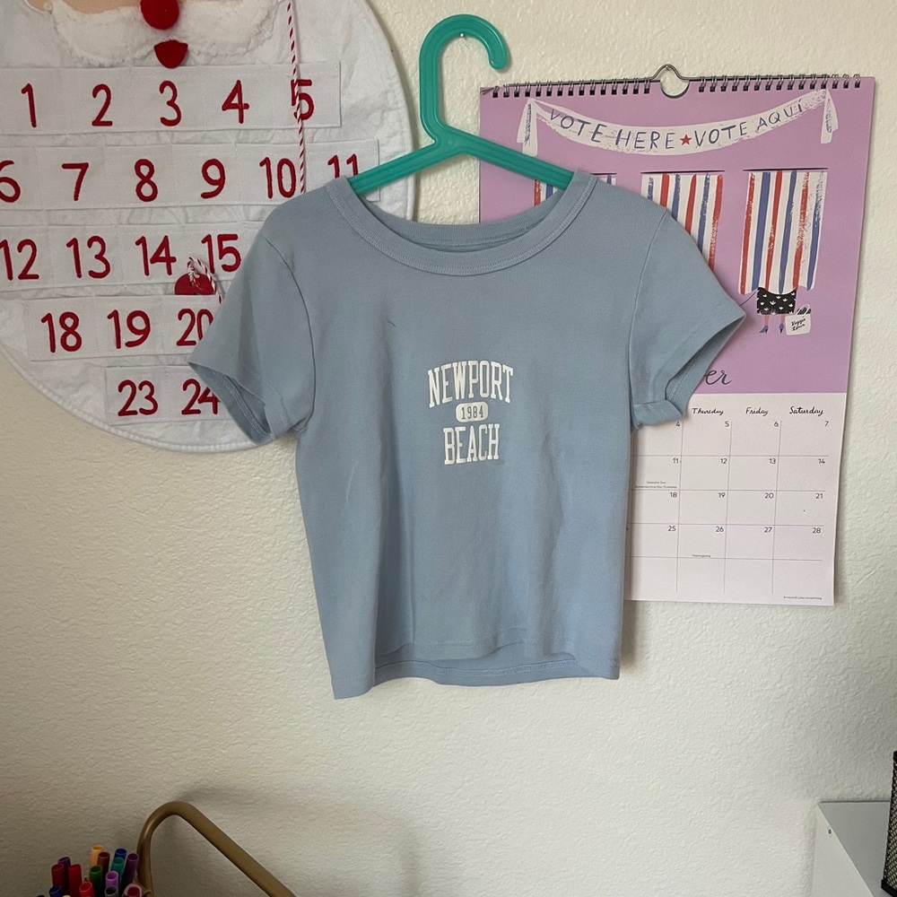 Brandy Melville ~ T-shirt ~ SIZ XSMALL